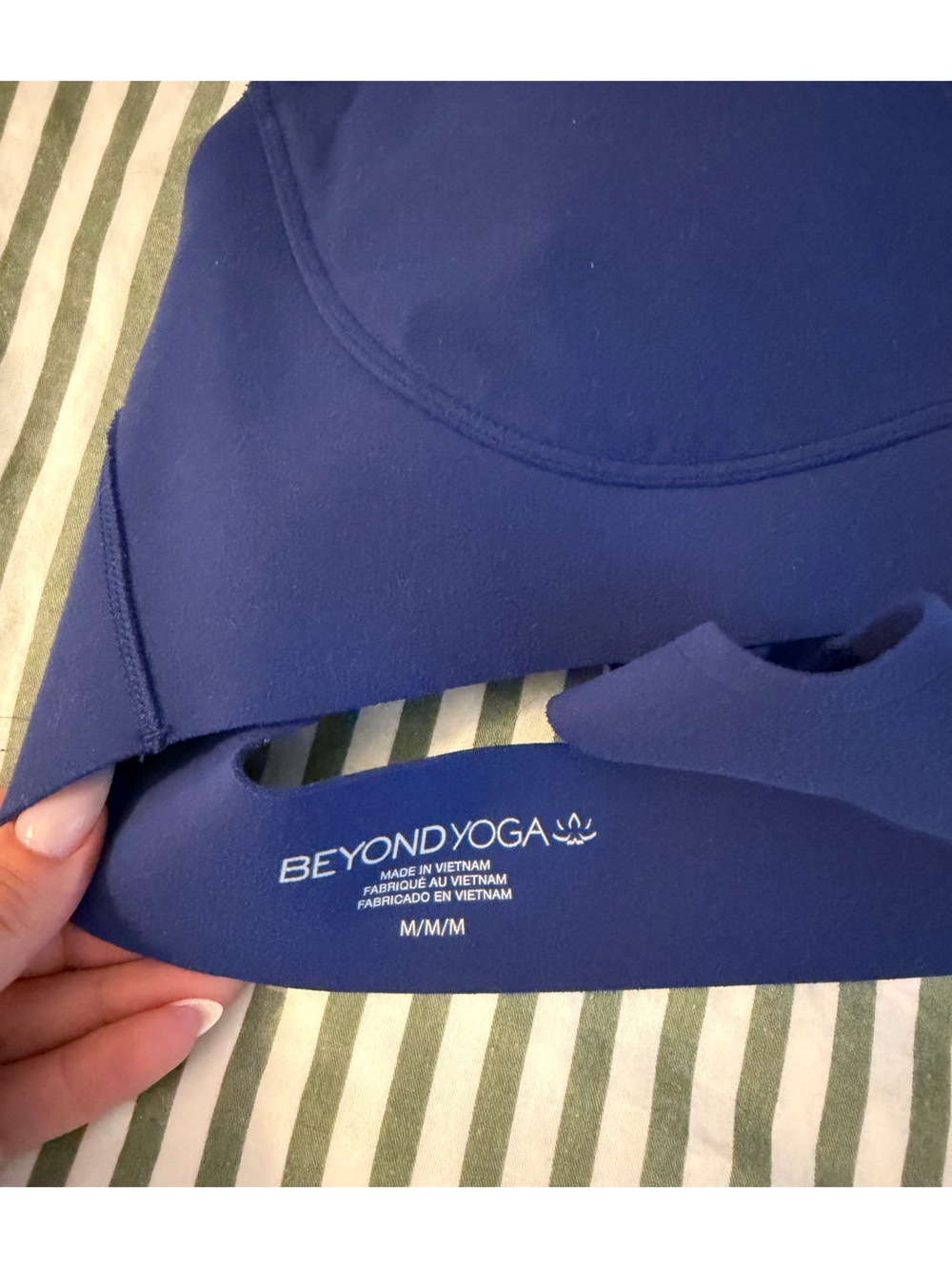 Beyond Yoga Glowzone Scoop Neck Sports Bra, M - Picture 4 of 5